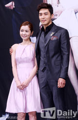 组图：《杜鹃之巢》张瑞希紫裙亮相 美貌不减