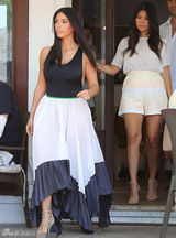 组图：卡戴珊真空穿背心 性感露半球大秀身材