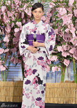 组图：福士苍汰川口春奈七夕举爱心秀甜蜜