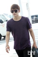 组图：韩星池昌旭赴港 休闲装扮清爽帅气