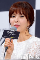 组图：韩星金素贤出席发布会 展清纯可爱