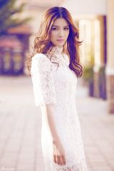 组图：徐立白蕾丝街拍大片 演绎复古淑女潮