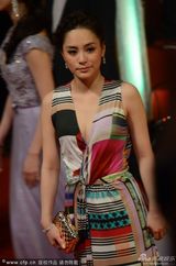 组图：阿娇低胸花裙显身材 红毯露齿笑意足