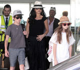 组图：泽塔琼斯与老公出游 黑超掩面贵气依旧