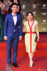 组图：立威廉携《美人邦》剧组亮相尽显绅士范