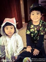 组图：曹格儿子变暖男 齐刘海可爱呆萌