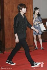 组图：韩星Brian出席发布会 搞怪秀性感