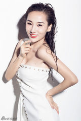 组图：高洋曝最新写真 湿身红唇尽显诱惑