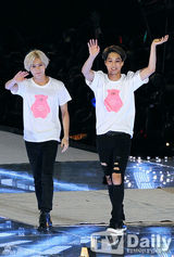 组图：SM演唱会嗨翻 神起SJ穿红裙扮女装