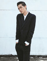 组图：任言恺曝杂志大片 冷峻优雅彰显骑士精神