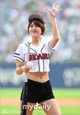 组图：Rainbow佑丽胜雅任棒球赛开场嘉宾