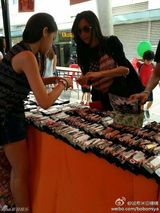 组图：张柏芝带娃逛街边摊 两子运动装喝冷饮