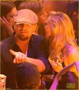 组图：莱昂纳多风流难改 与大胸女贴身热舞畅聊