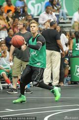 组图：比伯打篮球模仿乔丹 身高略欠不忘耍帅