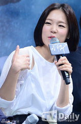 组图：朴有天宣传新片心情超好笑不停