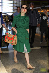 组图：脱衣舞娘蒂塔现身机场 红唇配绿衣潮范足