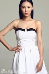 组图：杜十五低胸短裙写真 长发飘逸妩媚诱惑