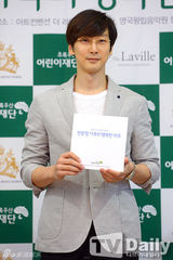 组图：韩星黄新惠助阵音乐会 镂空裙显独特