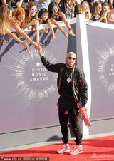 组图：克里斯-布朗黑超墨镜 热情相拥酷劲十足