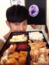 组图：汪东城剧组欢乐庆生 尼坤大东穿背心卖萌