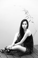 组图：田蕾希黑白大片曝光 性感冷艳神色撩人