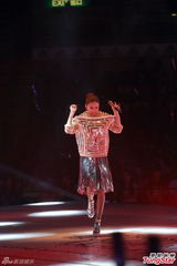 组图：薛凯琪个唱性感大秀事业线 笑言像梦境