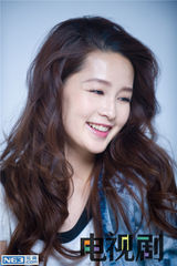 组图：李沁最新杂志大片  鬼马表情可爱甜美