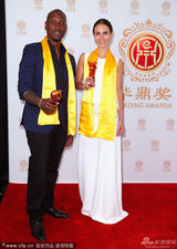 组图：导演吉尔莫秀奖杯 哈莉贝瑞获全球偶像奖