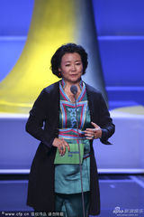 组图：萨日娜束焕上台为最佳导演刘江颁奖