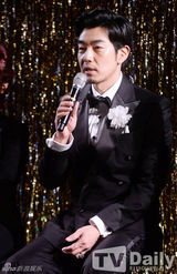 组图：韩星IVY演音乐剧再现七十年代经典