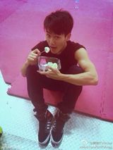 组图：赵雅芝小儿子黄恺杰私照曝光 帅气又好学