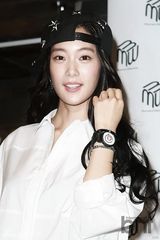 组图：韩星Clara(李成敏)出席活动 下衣失踪秀美腿