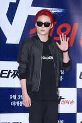 独家：崔丹尼尔宣传新片戴眼镜似哈利波特