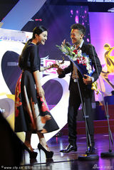 组图：范冰冰为旧爱王学兵颁奖羞涩 拥抱容嬷嬷