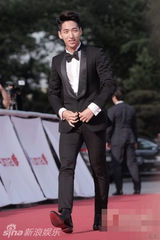 组图：B1A4成员Baro亮相 与《1994》众星会合