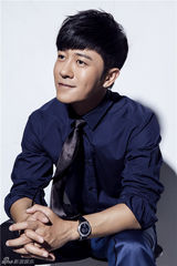 组图：林申镜头前轻咬领带眼神忧郁