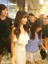 组图：柳岩低胸白裙 骑哈雷穿球服送快递人气旺