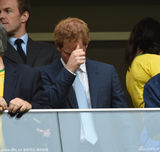 哈里王子巴西看球变表情帝 豪放女球迷示爱(图)