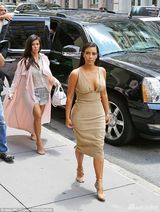 组图：金-卡戴珊裸色深V裙出街 豪乳荡漾显韵味