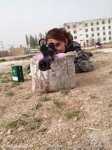 组图：新疆反恐前线美女特警走红 被赞美得冒泡