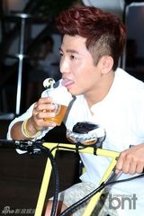 组图：笑星刘世允出席活动 变身一日店长