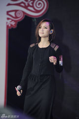 组图：周笔畅裙装亮相香港活动 现场high唱四首