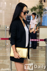 组图：韩团Kara赴日宣传 四成员齐露腿