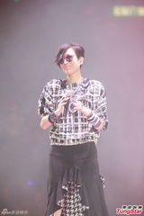 组图：张学友郑秀文等红馆开唱致敬张耀荣