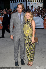 组图：小唐尼揭幕多伦多 携孕妻与小钢铁侠互动