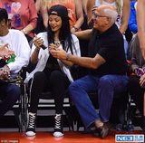 组图：蕾哈娜与警察合照摔坏对方手机 捐款道歉