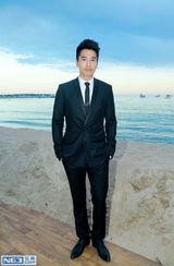 组图：赵又廷帅气亮相台湾之夜 贾樟柯赵涛捧场