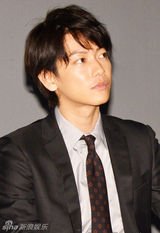 组图：佐藤健渡部笃郎父子刑警现身引粉丝尖叫