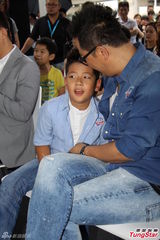 组图：郭涛携子站台 石头胆大公然整老爸