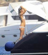 组图：纳达尔女友穿比基尼沐浴如出水芙蓉